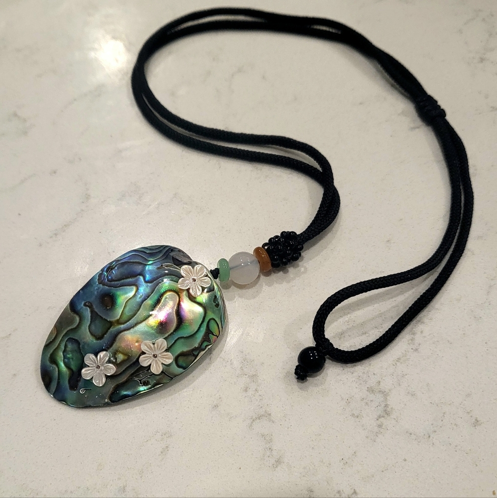 Nwot Natural Carved Mother Of Pearl Shell Flowers Abalone Adjustable Necklace